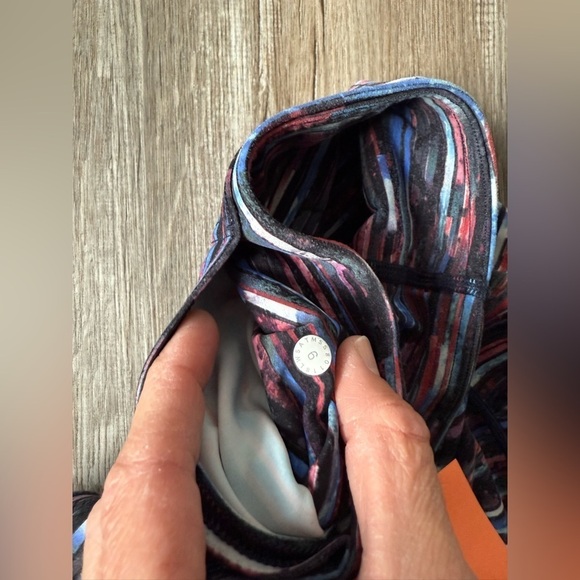 Lululemon Leggings Activewear Multi Color Blue Pink Pattern Striped Size 6 - Picture 5 of 8